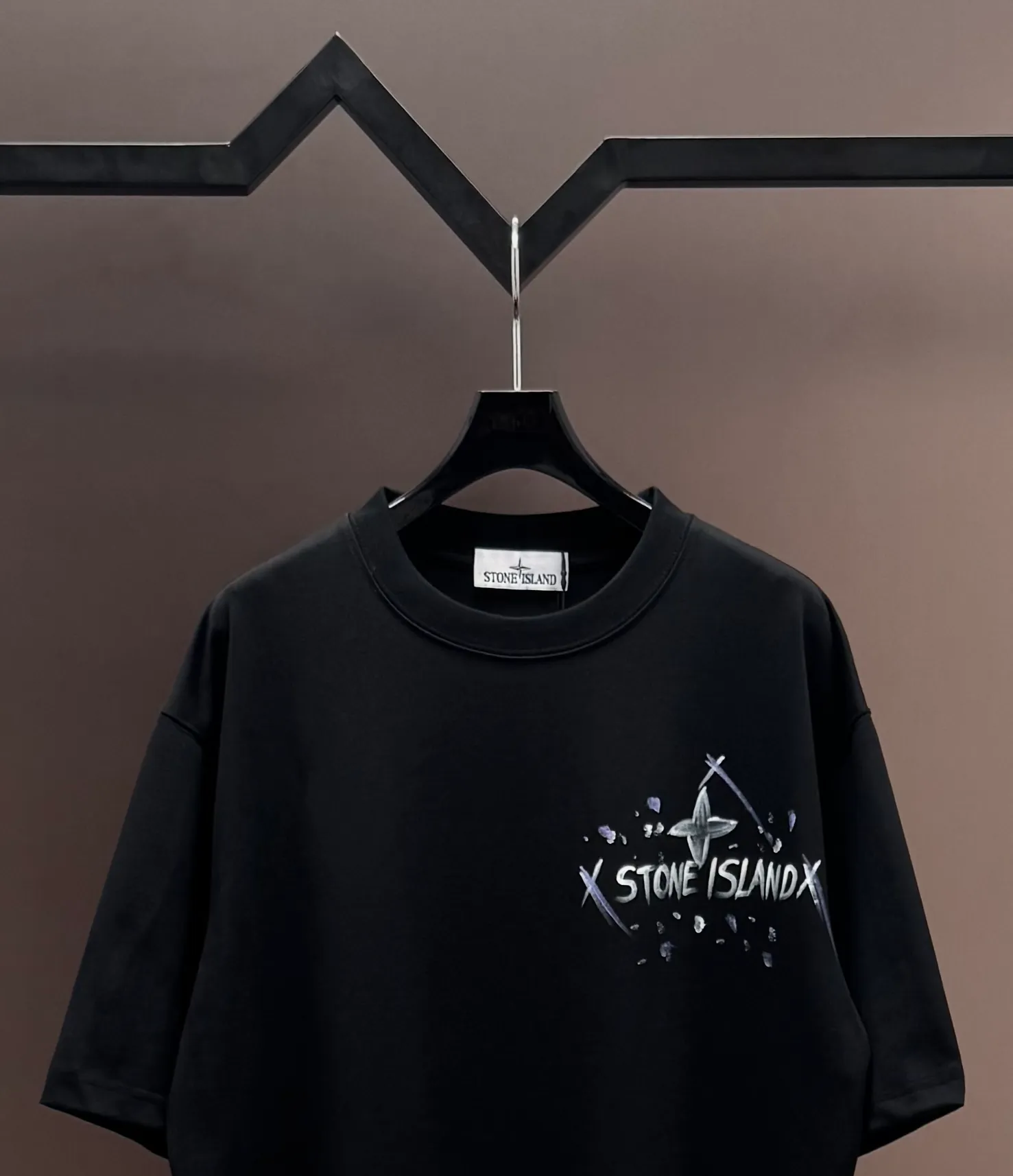 P190 original order quality] Brand: Stone Island 25SS latest top-quality hand-painted stone bird back cross brand element iconic logo graffiti splash-ink hand-painted short-sleeved T-shirt, highlighting the brand charm.  Fabric: Made of 320G high-end imported pure cotton double yarn fabric, custom-woven from Xinjiang small cotton. The fabric is washed and washed to add hand feel and fix the shape of the clothes. The thread matching is 1*1, and it can be dyed in the same vat.  Accessories: Customized 1:1 washed trademark Craftsmanship: Customized 1:1 three-dimensional hand-painted Color: Black-White [Same style for men and women] Size: M-XXL [Loose version]